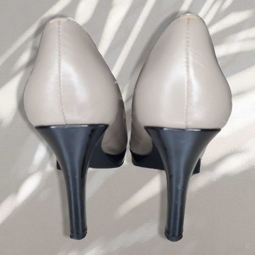 Tahari Ta-Laurie Grey Taupe Two-Tone Leather Pump - Picture 3 of 10